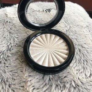 NIKKIETUTORIALS Glazed Doughnut Ofra Highlight